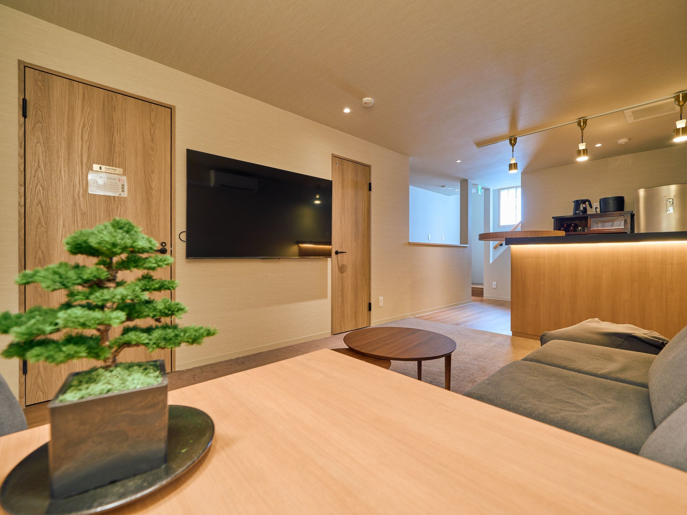 2�K���r���O�ł��B�e���r�ƊȈՃL�b�`��������܂��B�e���r��Switch�ƃT�u�X�N�{���ł��܂��B