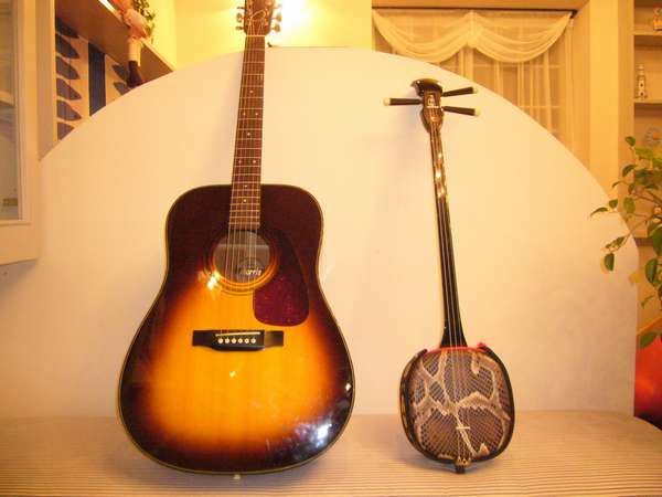 �M�^�[�ƎO���@�[�H��̃o�[�^�C���Ɂ@���N�G�X�g�ŉ��t���܂��@�ꏏ�ɉ̂��܂��傤(�I�[�i�[�͐Ί_���o�g)