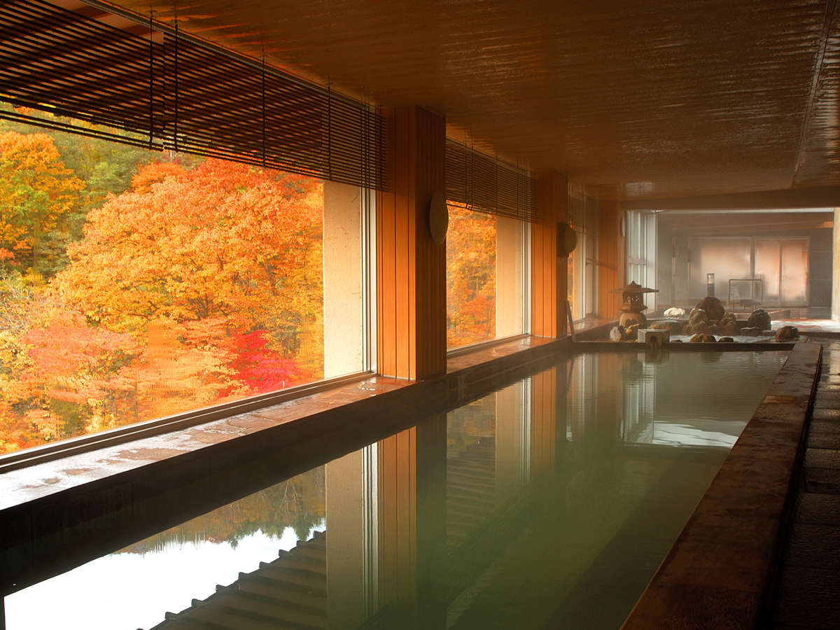 【辛夷館/大浴場】大浴場から眺めるパノラマの紅葉は圧巻!