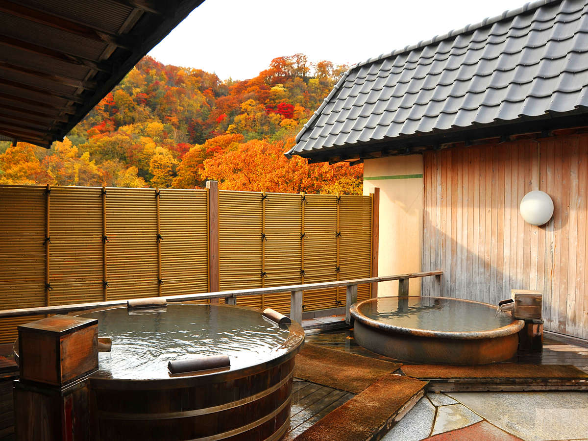 【銀杏館/露天風呂】原始林に面した露天風呂では、鮮やかに色づいた木々が望め、紅葉狩り気分も味わえます