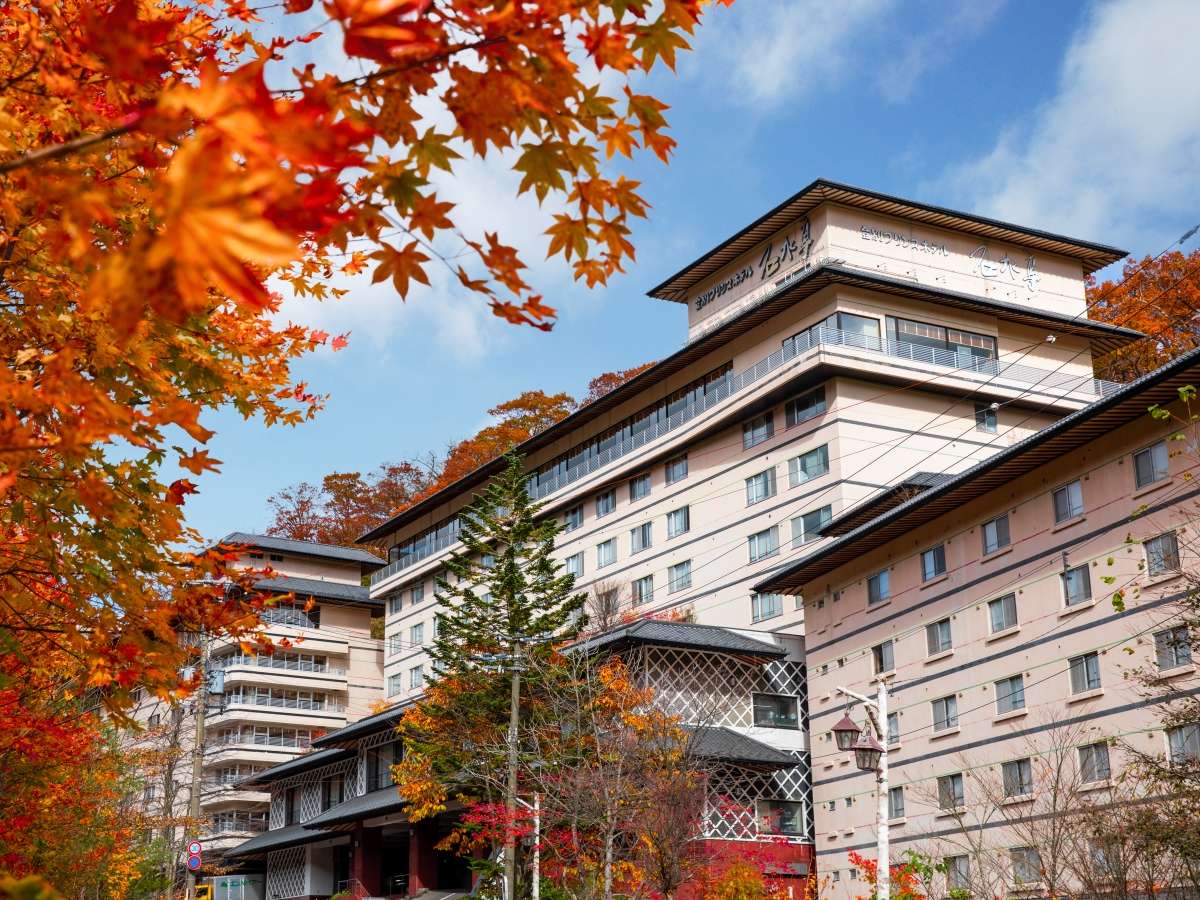 【秋】鮮やかな色に染まる紅葉。登別の紅葉の名所「新登別大橋」の見ごろは10月上旬〜下旬頃