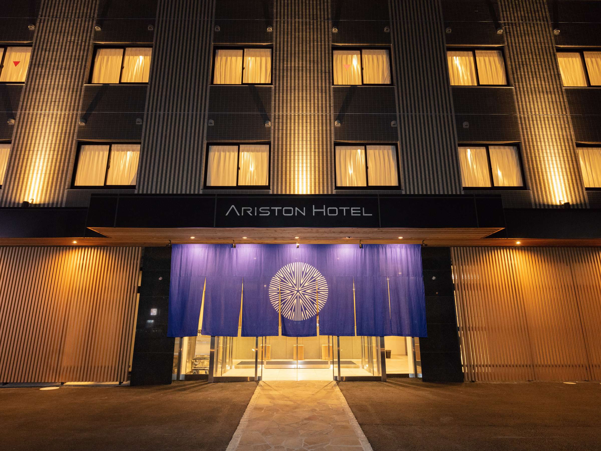 ��͉��₩�ȃ��C�g�A�b�v�ŁA���̋C������w����オ�邱�ƊԈႢ�Ȃ��ł��B