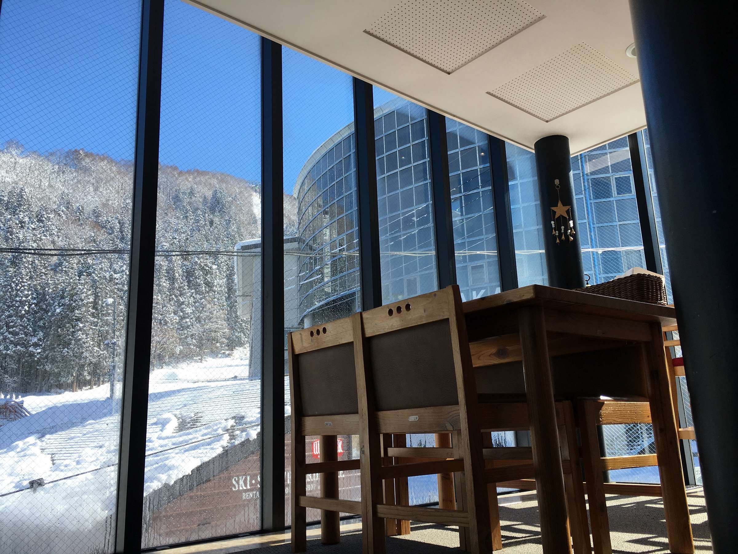 ���E���W����̒��ߒ���S���h���̖ڂ̑O�ł��B