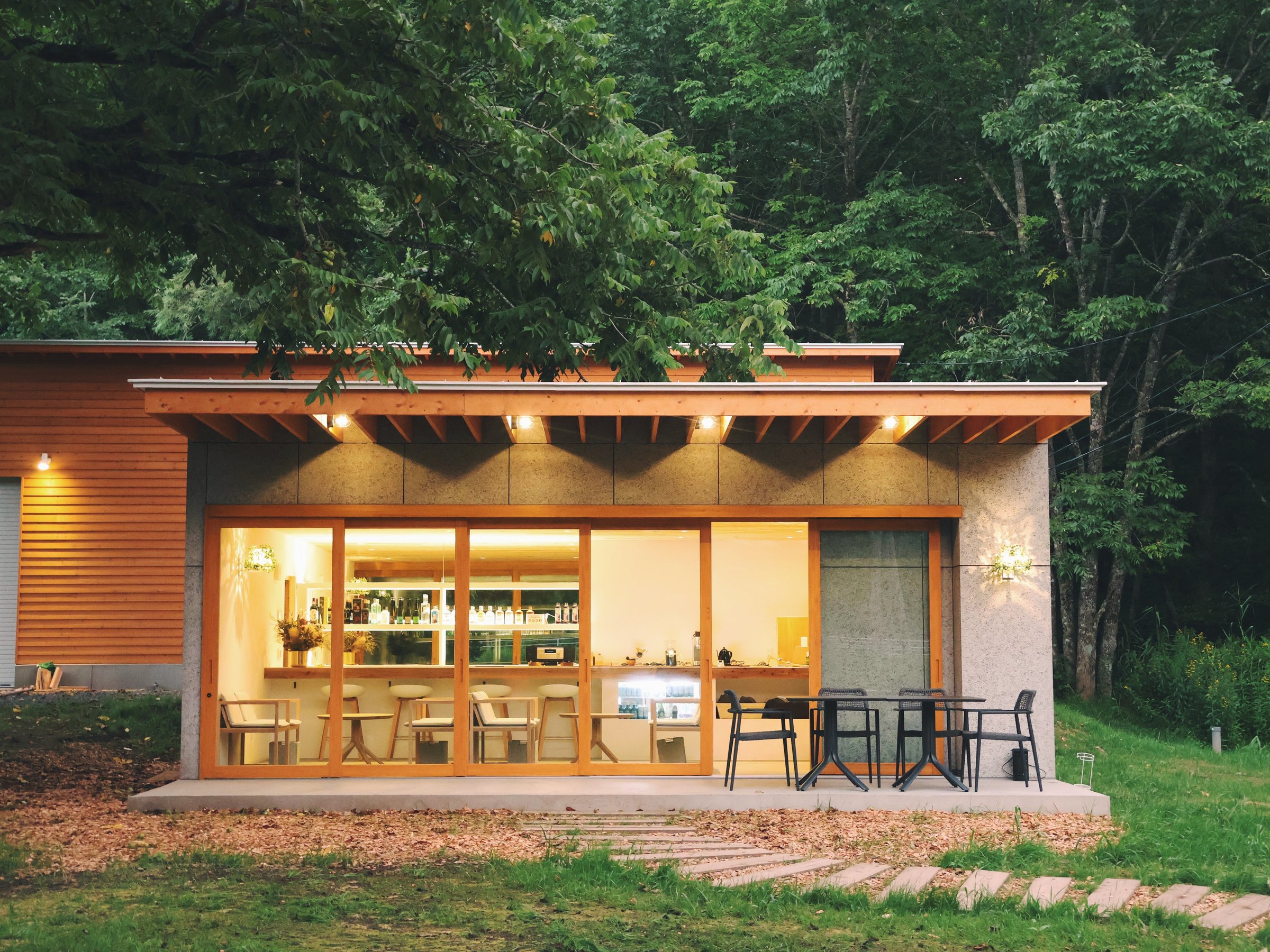 ���H��񋟂���J�t�F�X�y�[�X