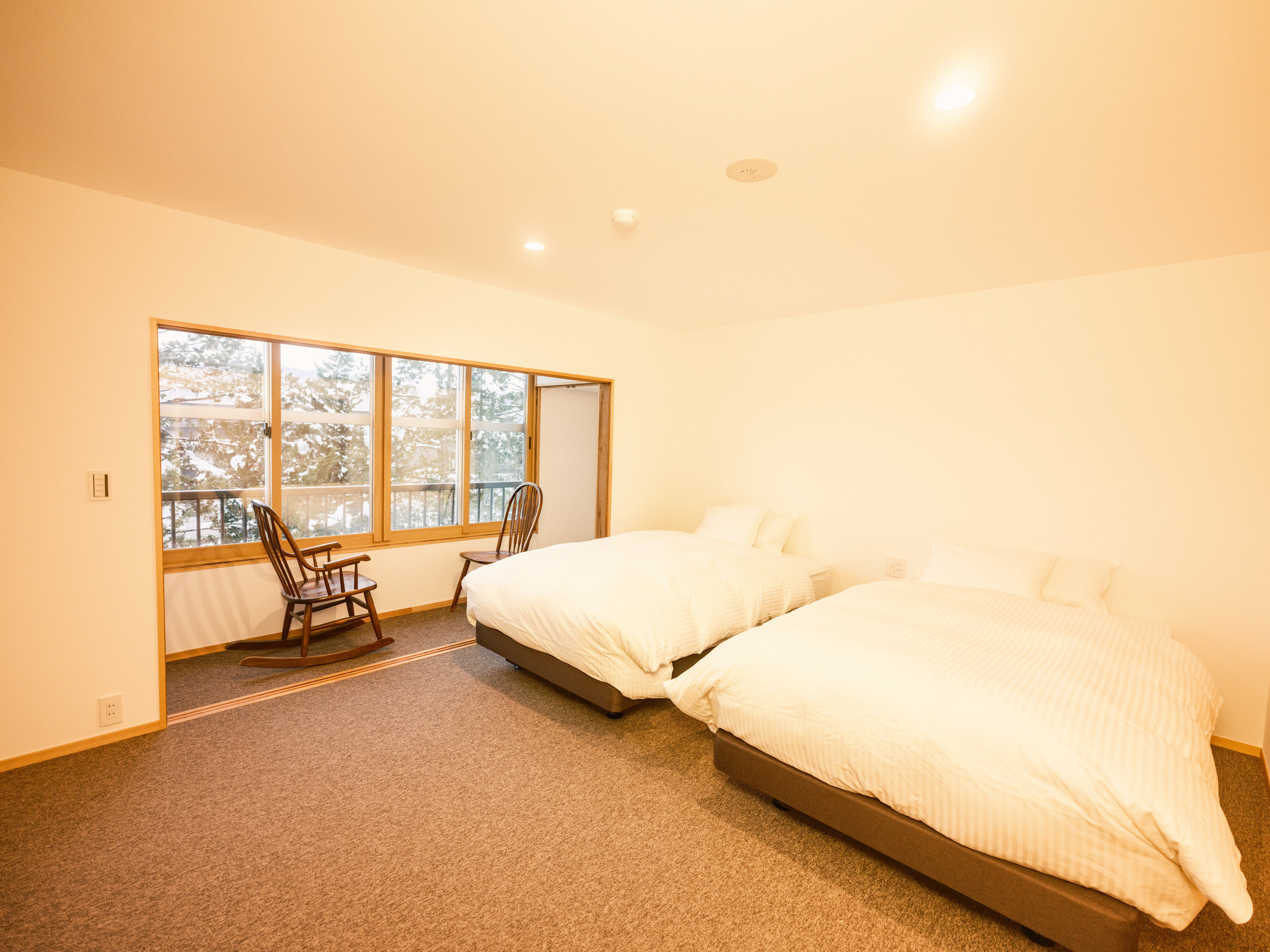 ���[�W�c�C���m���B�\�t�@�x�b�h�Ɛ�p�o�X���[��������܂��B