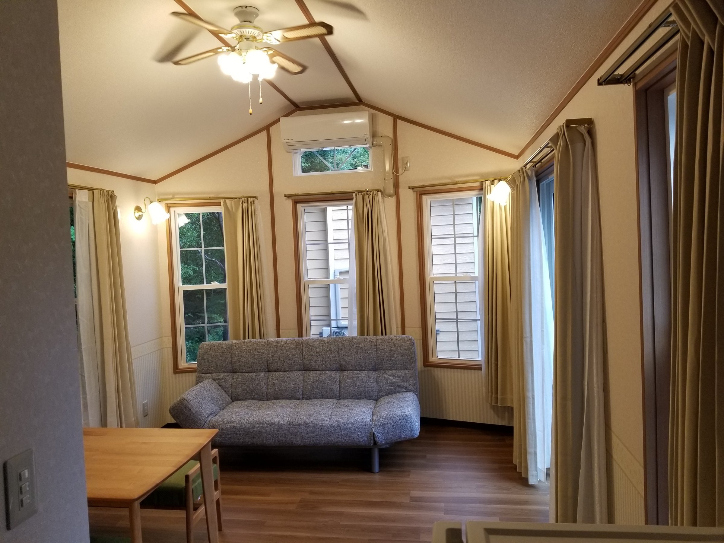 ���g���[���[�n�E�X���������J���I�ȃ��r���O