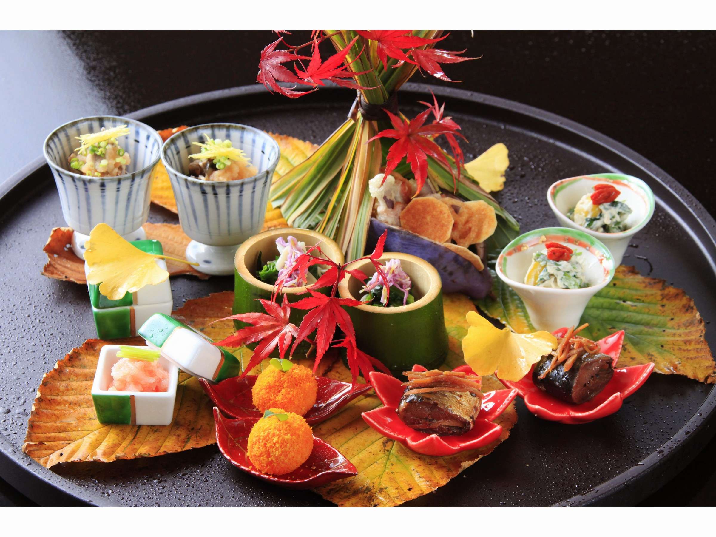 焼舞茸ぽんず卸し 芹白和え いか紅葉和え 卵黄味噌漬柚子見立て