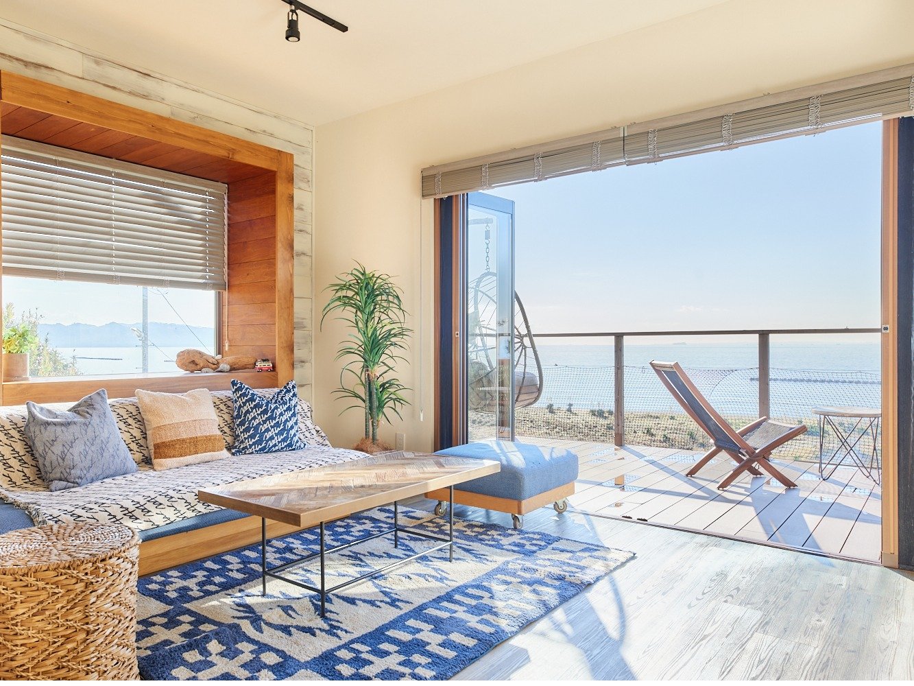 ���r���O�E�_�C�j���O���[��