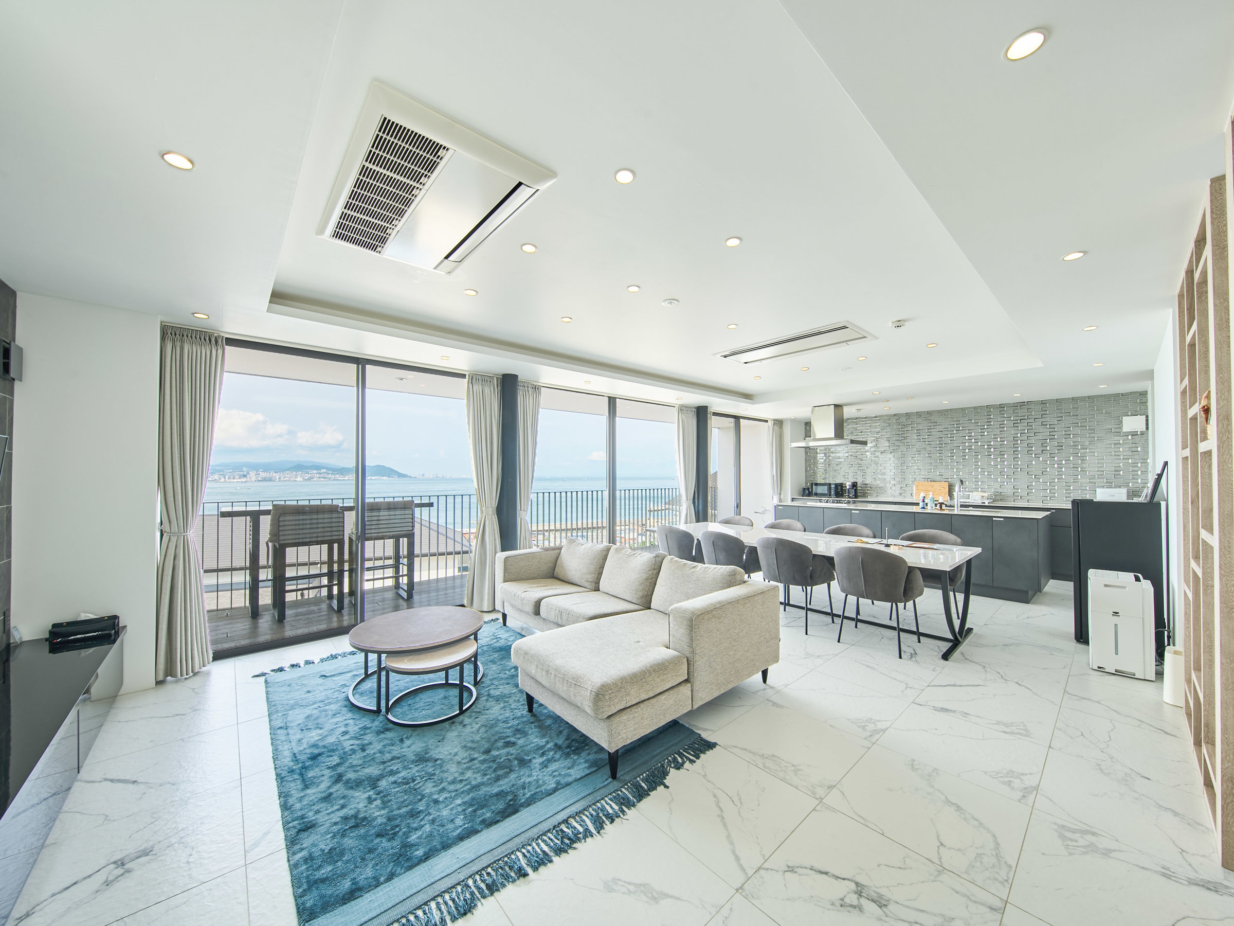 ���r���O�_�C�j���O�S�i