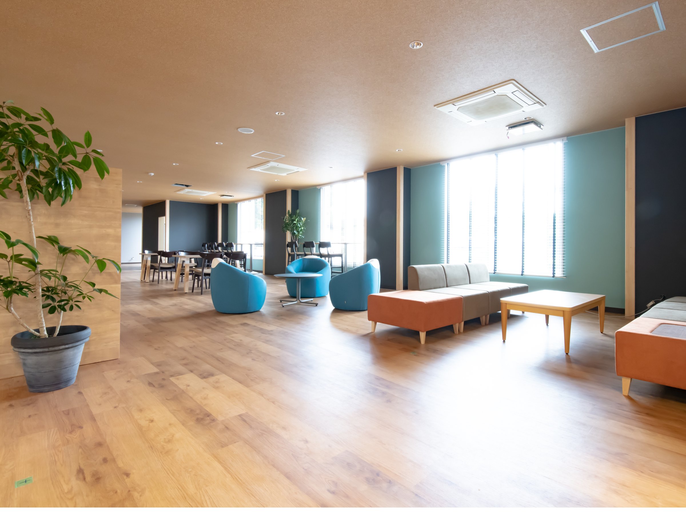 ���E���W