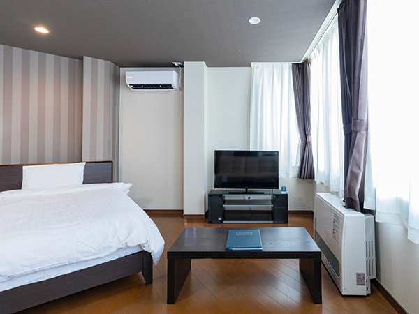 �y�c�C���z�傫�ȃe���r�A���[�e�[�u���A�\�t�@�[�̔����t�������育����̂悤�ɉ߂����܂�