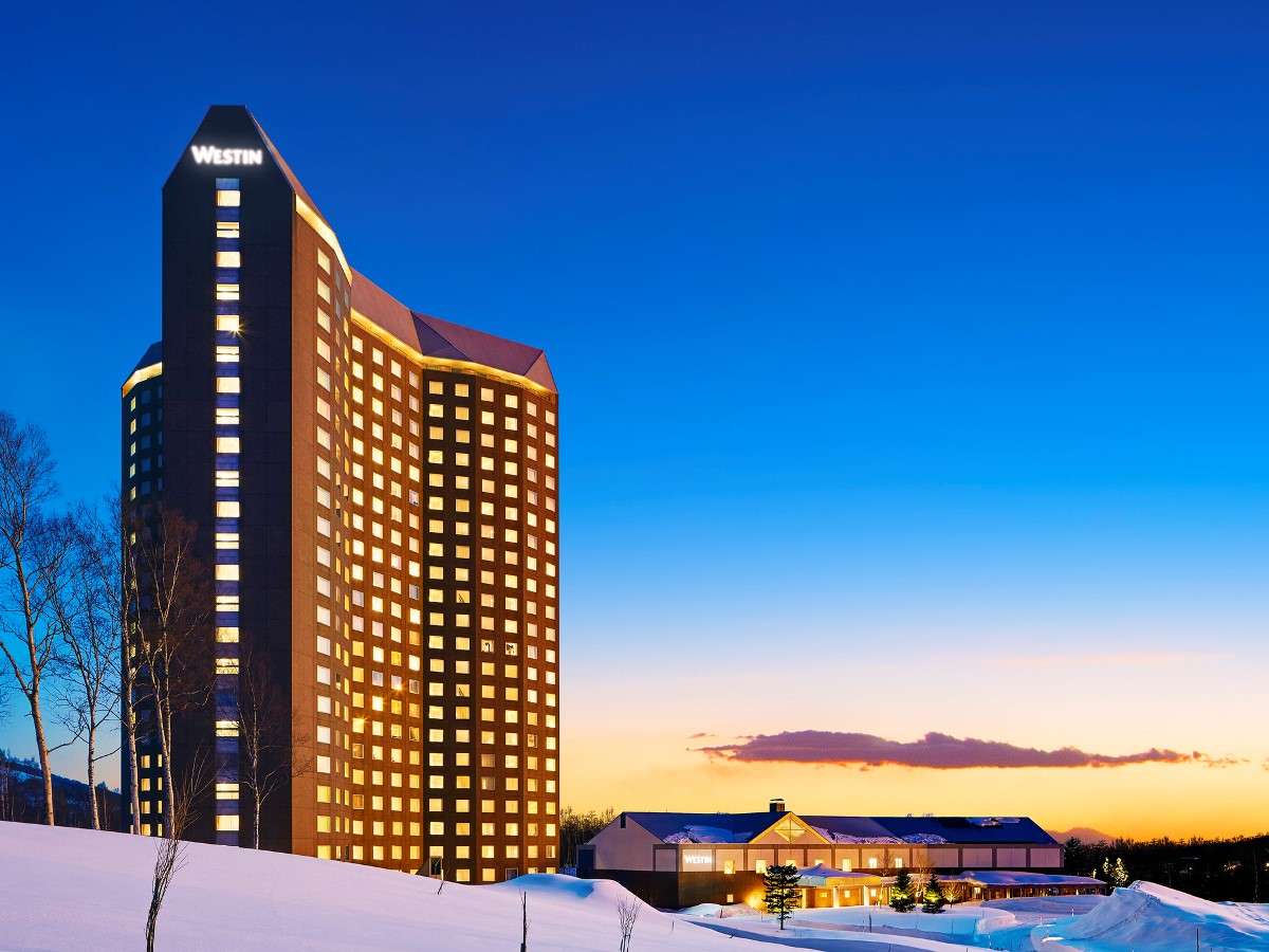 OρFThe Westin Rusutsu Resort in Winter Sunset.ޗ[ɏƂ炳ꂽOϕiłB