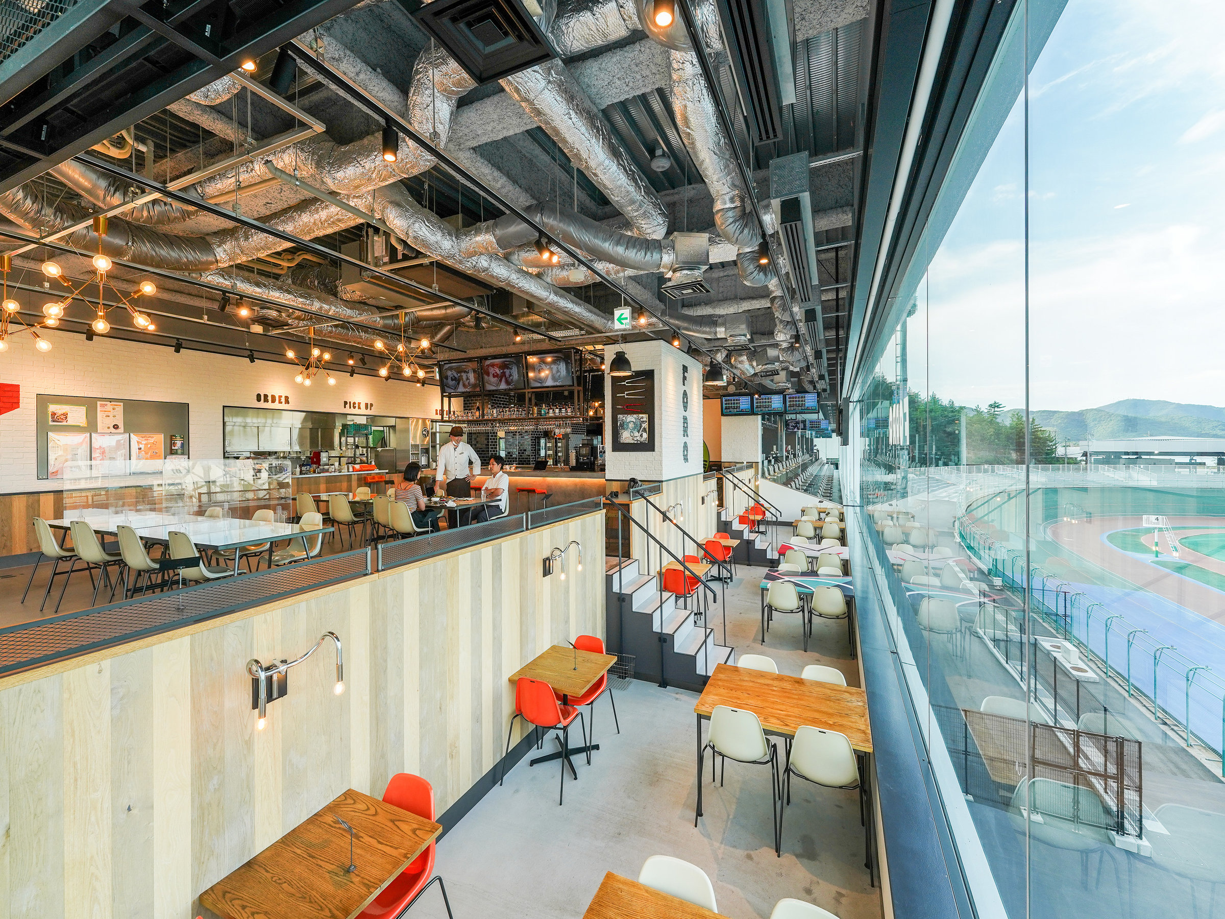 Cafe/Restaurant FORQ�F��100�Ȃ̍L�X�������X�g�����@�X�^�W�A���̓�������ڂɎ��R�ɂ��߂�����������