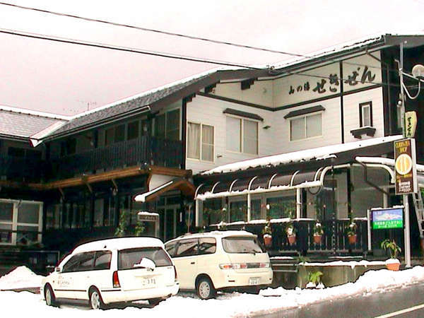 *Oρ~Fڂ̑O̊։XL[܂œkPIEB^[ANZXQł