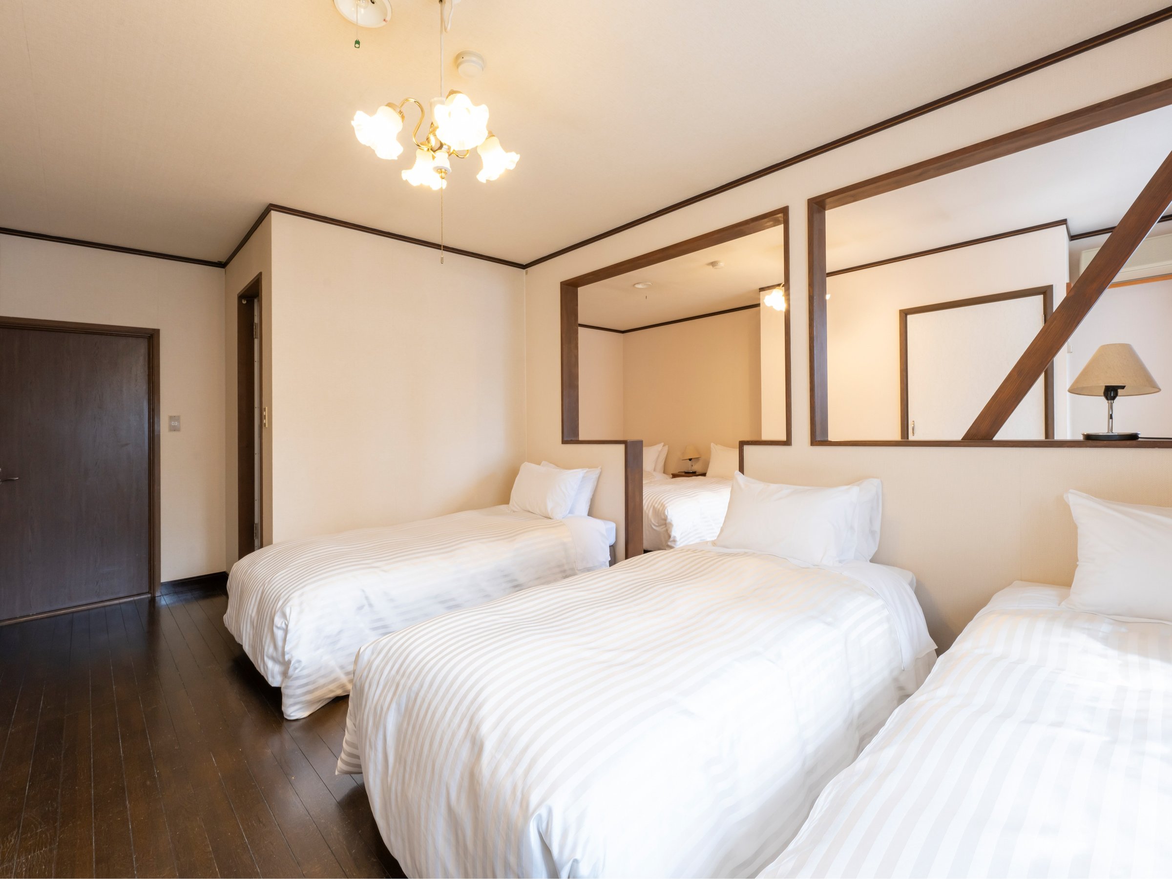 �y�����z�X�^���_�[�h�t�@�~���[���[���͐��x�b�h4��ƃ\�t�@�x�b�h1��ōő�5���l�܂ŏh���\�B