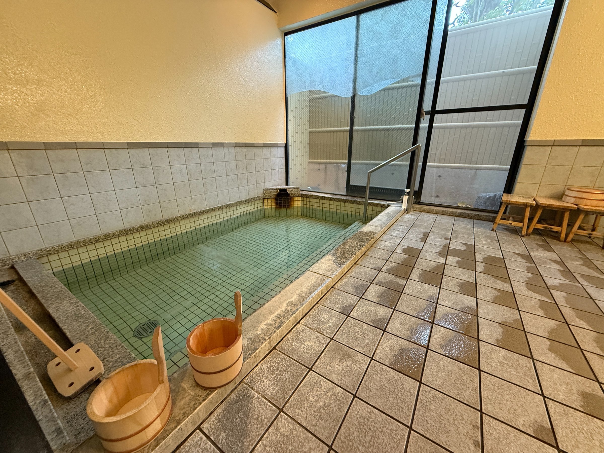 ���򂩂������ł����A�ċG�E�~�G�̈ꕔ���Ԃ���ю��ԑтɂ́A���x�����̂��߉����E�������s���܂��B