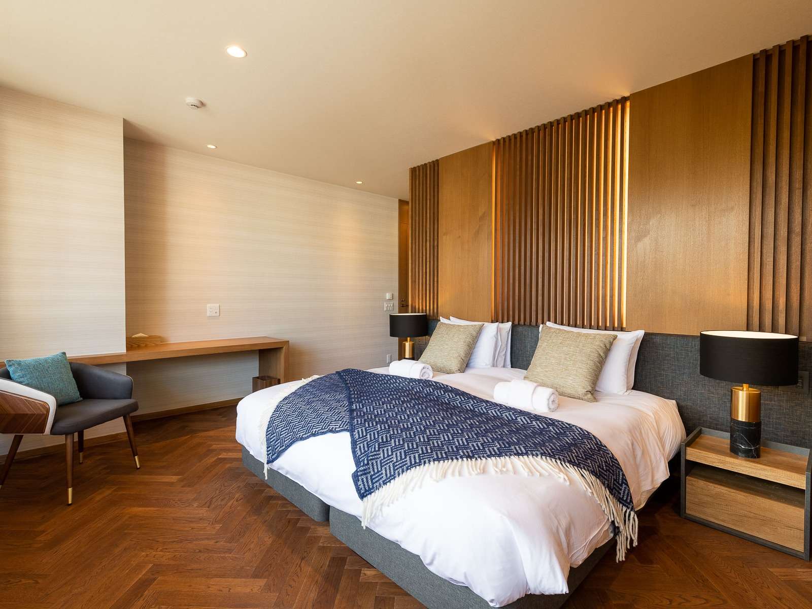 �x�b�h���[��