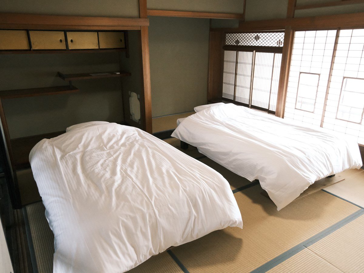 �Q���͂Q�K�ɂQ�����A�x�b�h���Q��Â������܂�