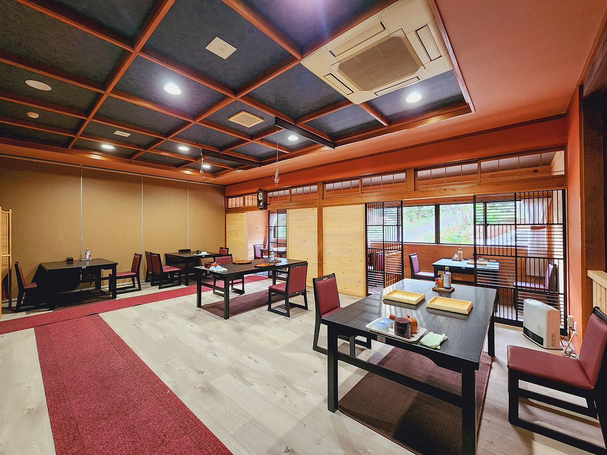 �����H�����y���߂�悤�ɃC�X�E�e�[�u���Ƀ��j���[�A�����܂����I