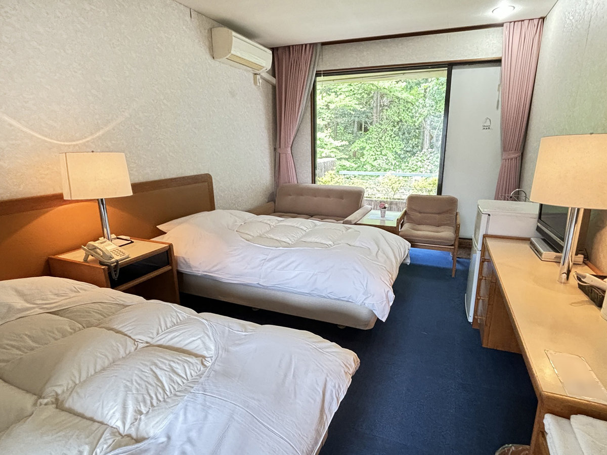 EycCzLȎRɈ͂܂ꂽԂ݂