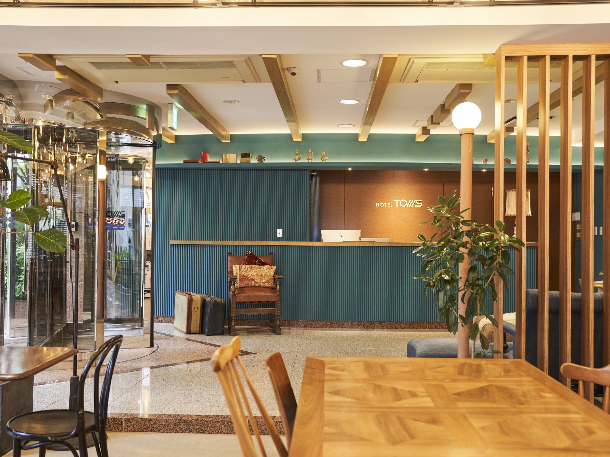 ���E���W