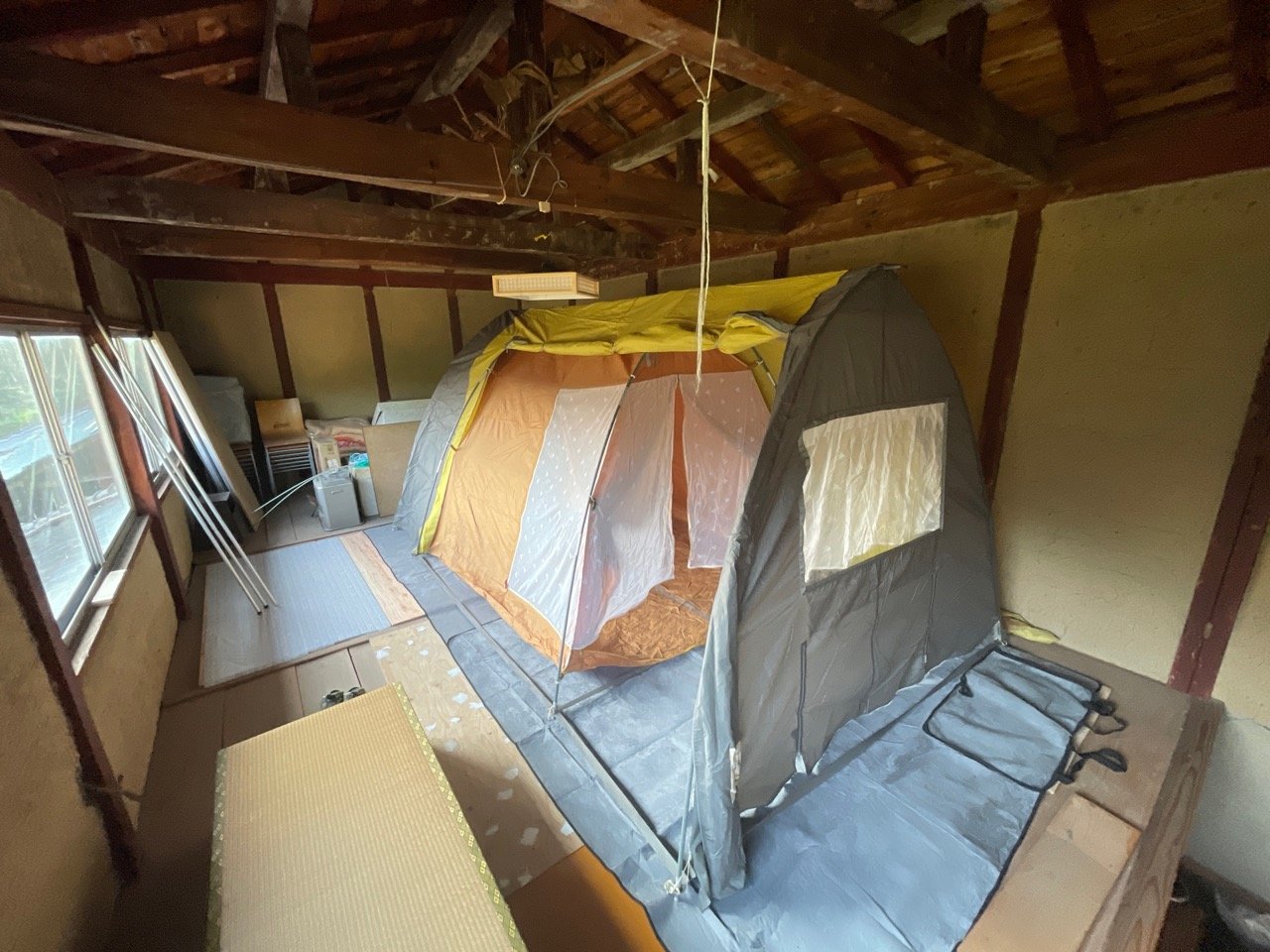 2�K�ɏ�݃e���g���[��