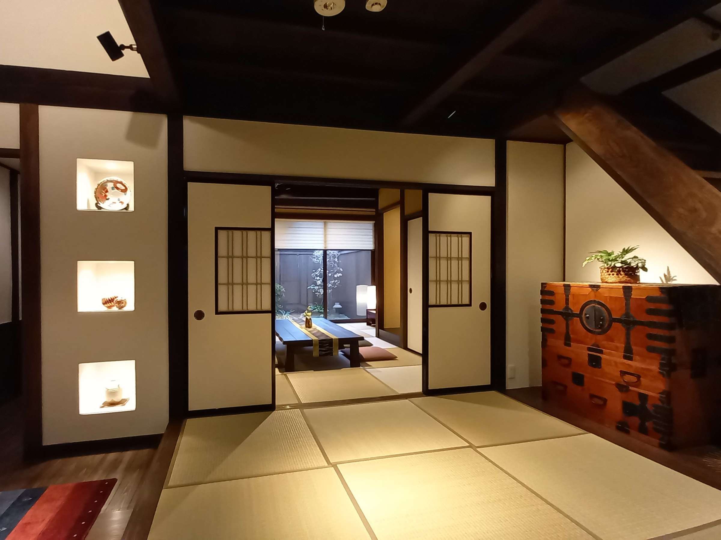 ���ւ����Ɠ`���I�Ȓ��ɂ����_�����������ꂽ�������a�̕��͋C���L����܂��B