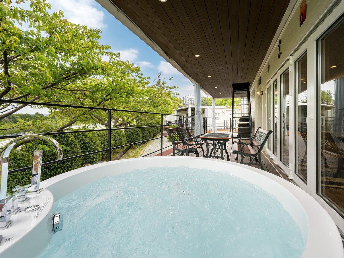 �X�C�[�g���B���i�W���O�W�[�E�f�b�L�j�B�e�����F23�N4�����{