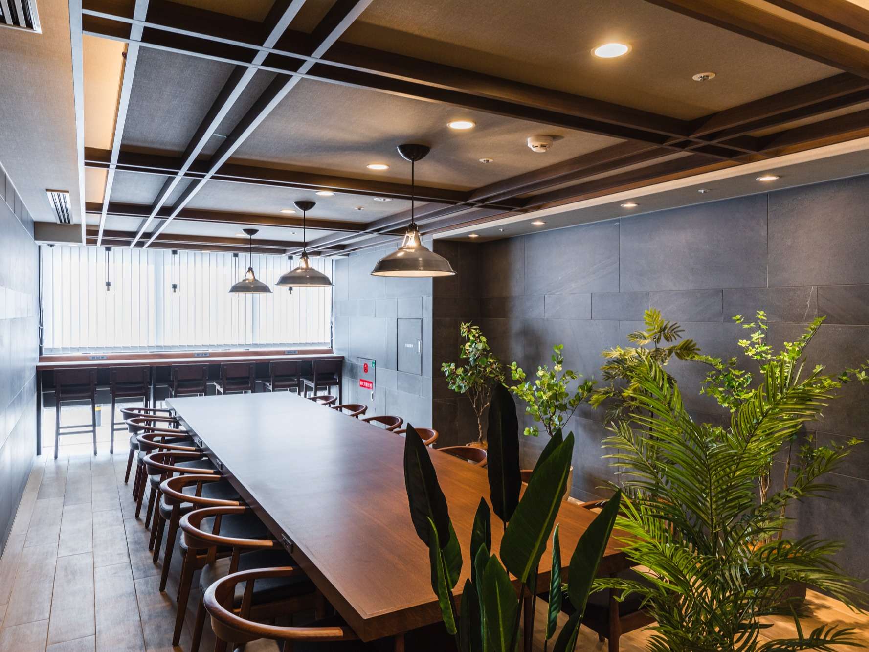 �e�[�u�����⑋�ۂɂ�USB��R���Z���g�ł̏[�d���\�ł��B