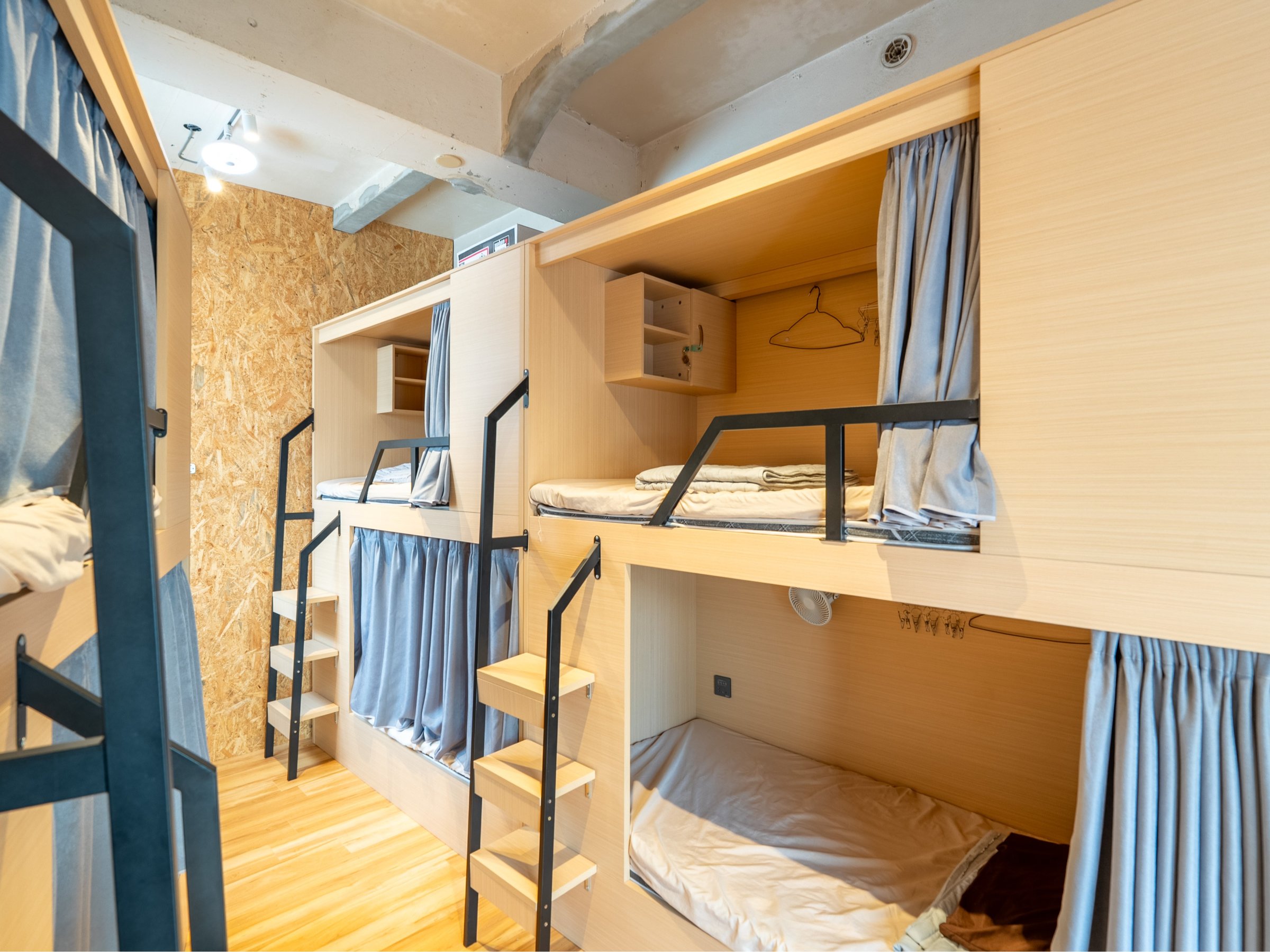 8�����[���ł��B�e�x�b�h�ɃR���Z���g�ݒu�B��ʊJ���Ŗ��邭�����ʂ蔲����m���B�G�A�R�������ł��B