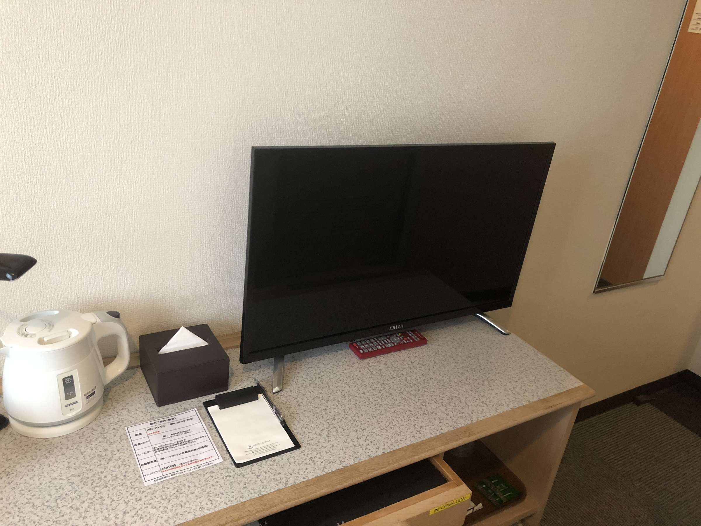 32�C���`�e���r�͑S�q���ɐݒu���Ă���܂��B