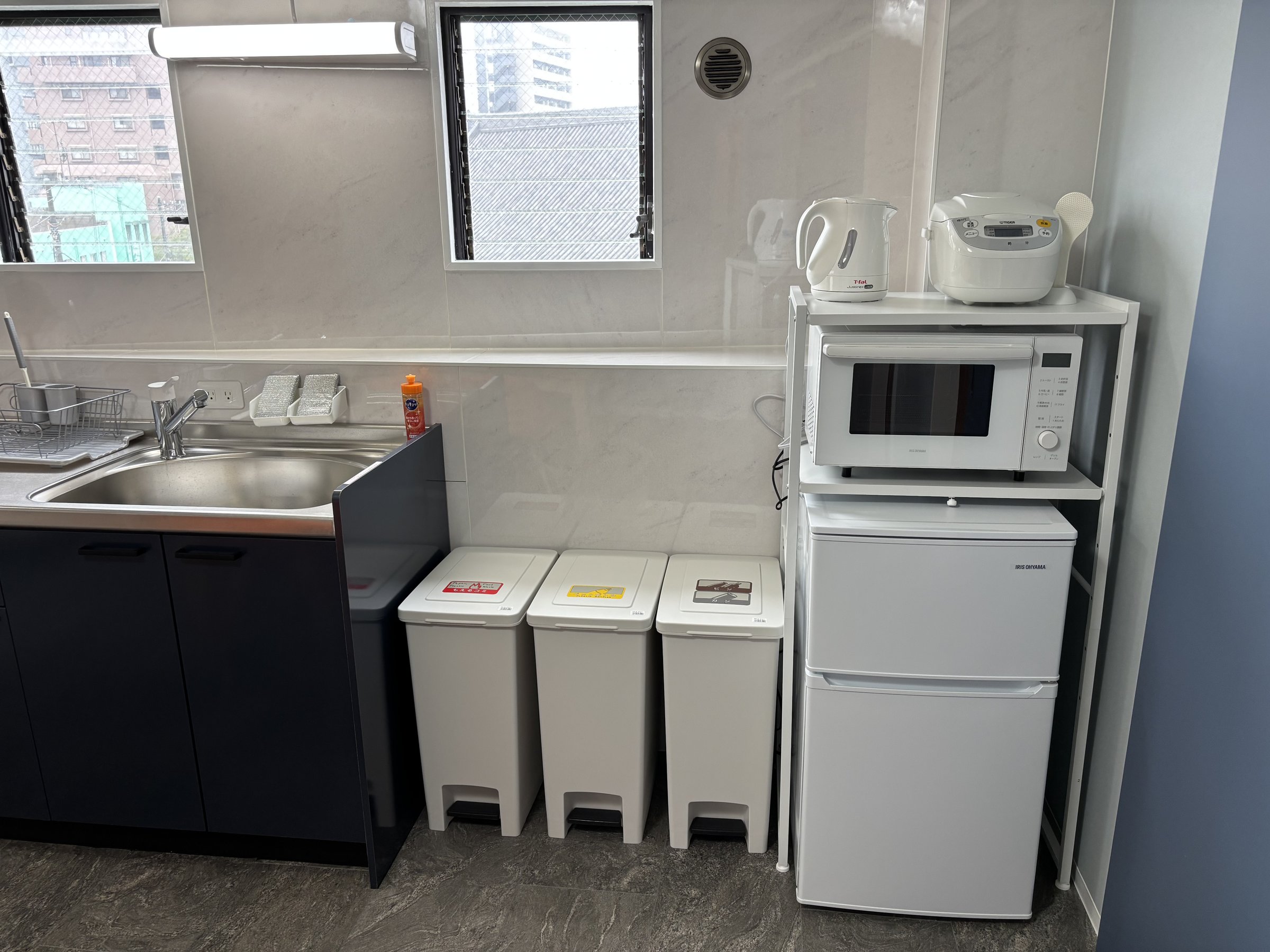 �①�ɁA�d�q�����W