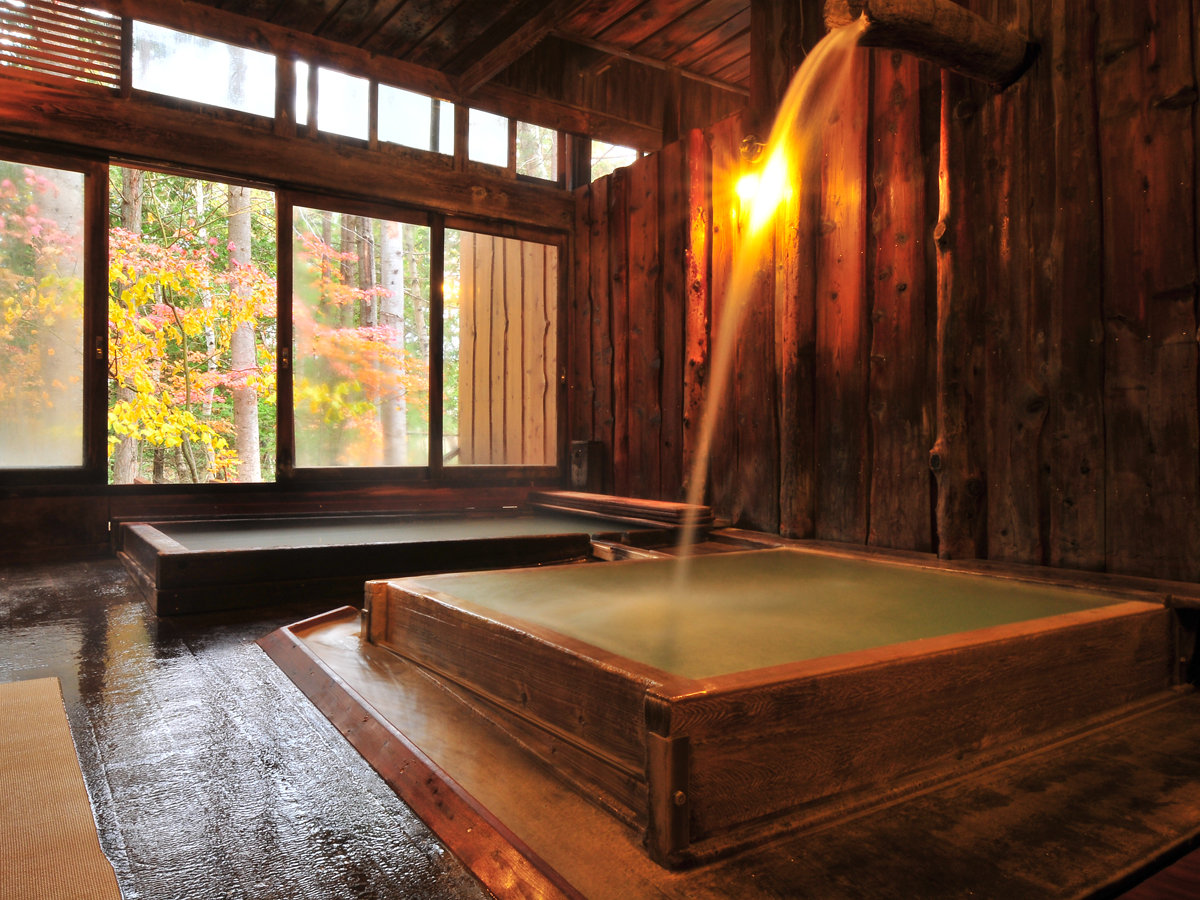 「信玄の薬湯」紅葉が美しい季節もおすすめです。