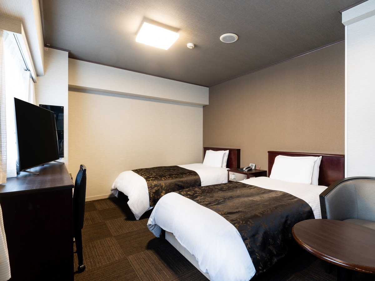 ツインルームのお部屋です。テレビは壁掛けではございません。