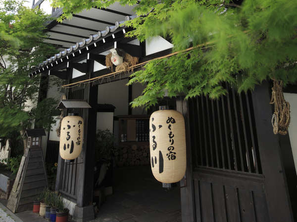 ���h�̌��֑O�ł��B�Ă͗΂��ƂĂ��L���C�ł��B