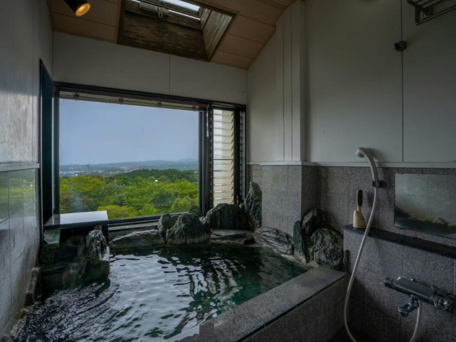 ���E���Ղ���̂��Ȃ��ґ�B���˂̎l�G��Ƃ��߂��鎊���̓����݂��B