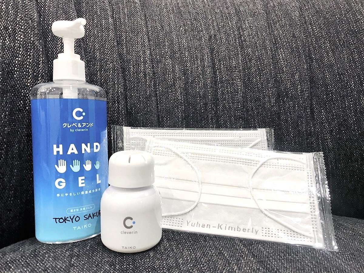 Ri΍ƂăX^bt̃}XNp`Ă܂Bqɂ͏ŗpAR[ݒuĂ܂B