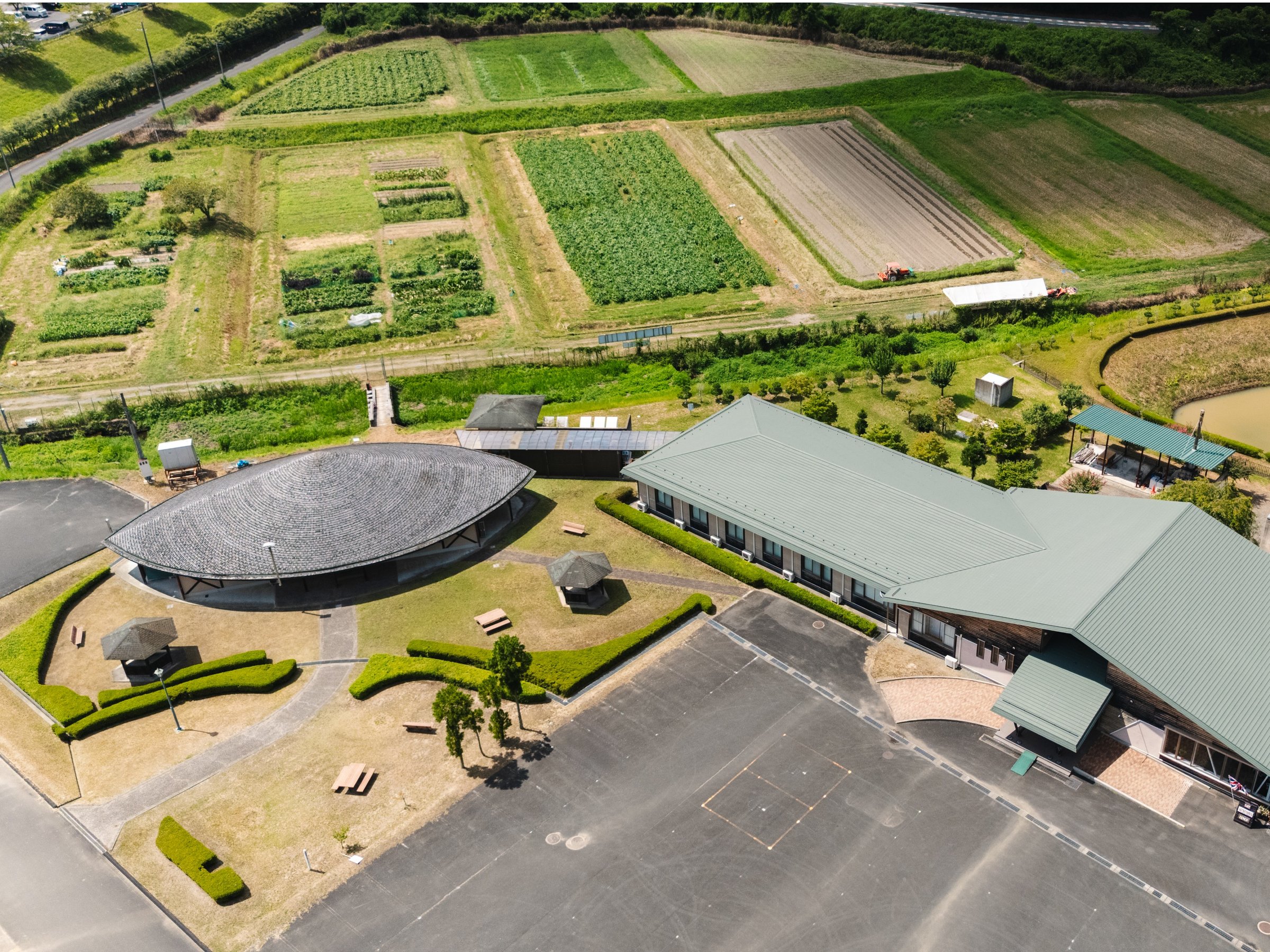 �K�[�f�����b�W���ӂ̒��ԏ�E�_��ł�