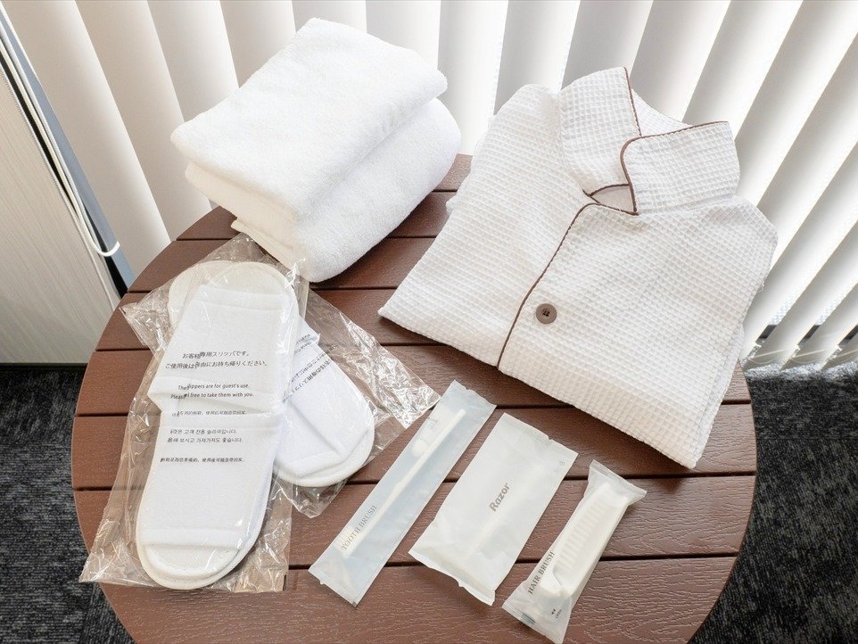 �A���j�e�B�F�S���@�^�I���E�X���b�p����/��t�ɂā@�i�C�g�E�G�A�E���u���V�E�J�~�\���E�u���V���p�ӁB