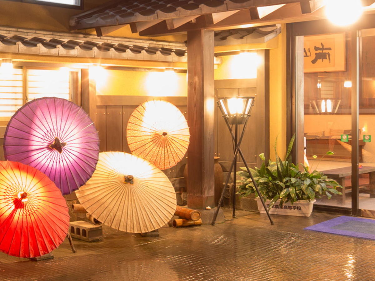 �O�τ��R���P�̓���ɏƂ炳�ꂽ����