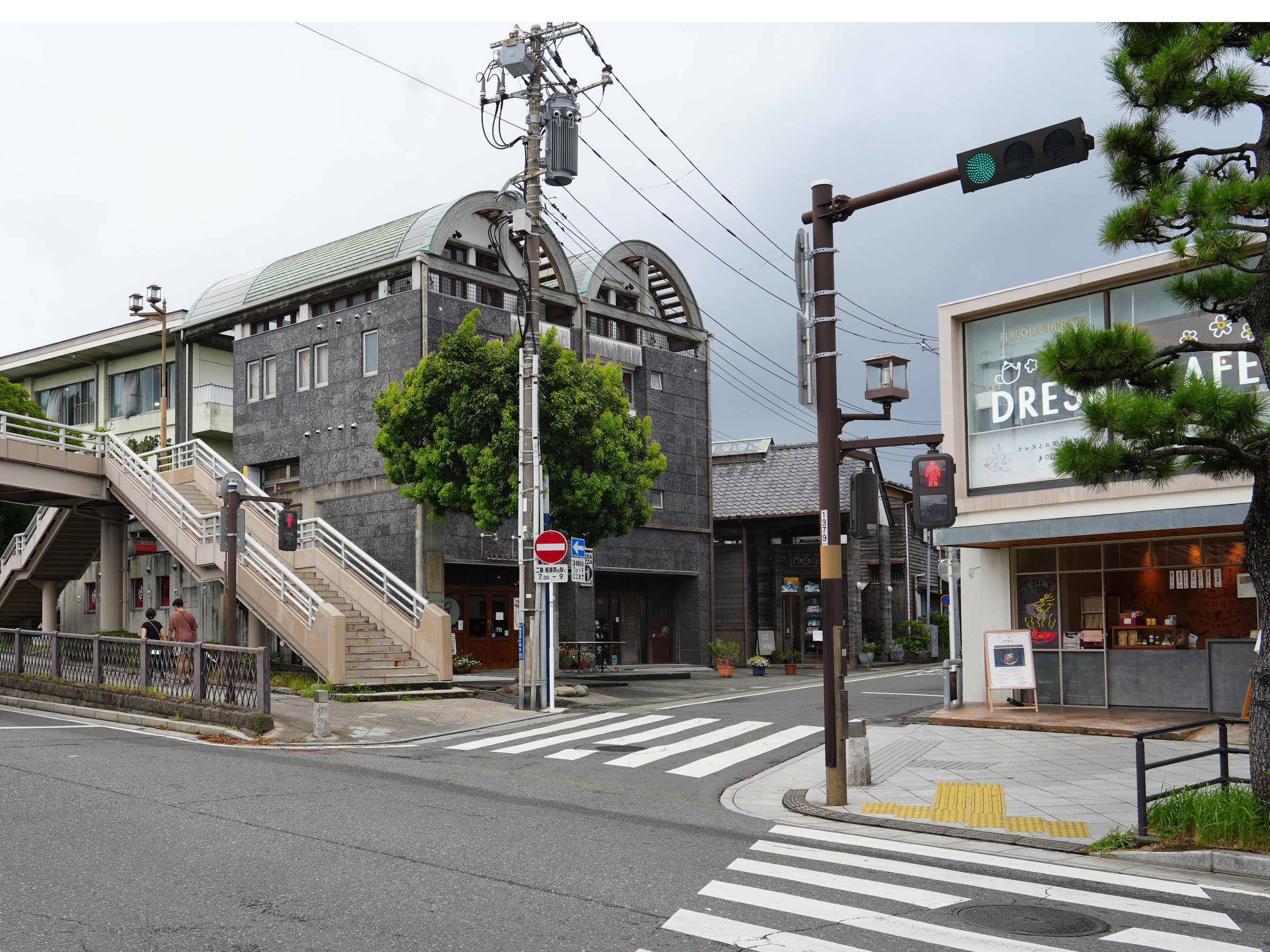 ���ӂ̊X���݁B�X�܂����������ɕ֗��ȃG���A