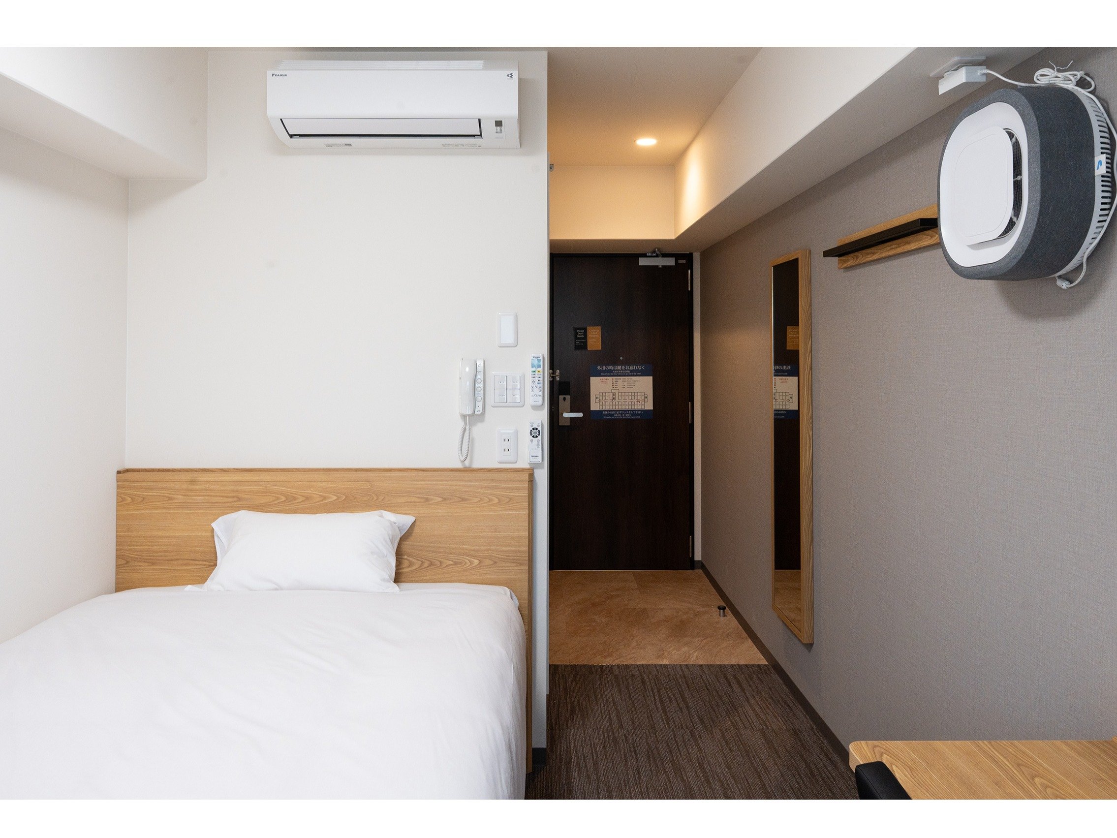 �x�b�h�̓V�����Y���̃Z�~�_�u�����g�p���������m�ہB��C����@�uAure Air�v�𓱓����Ĉ��S�����m�ہB