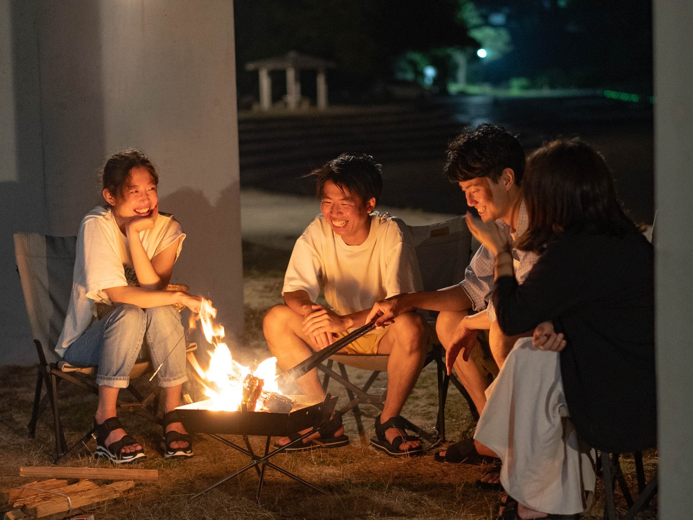 夜に星空を眺めながら焚き火も可能。