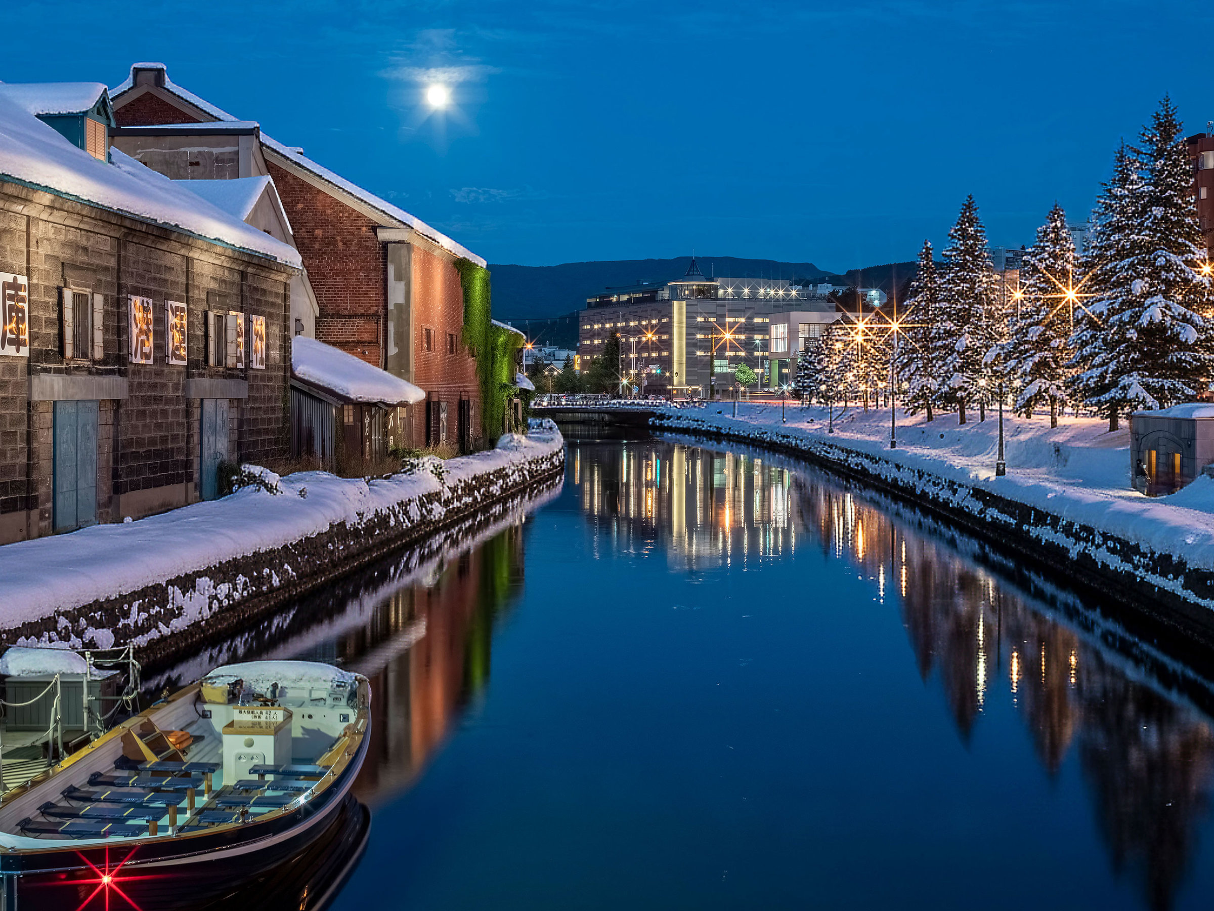 �y�O�ρz���M�^�̖͂ڂ̑O�ɘȂރf�U�C�i�[�Y�z�e���i�~�j