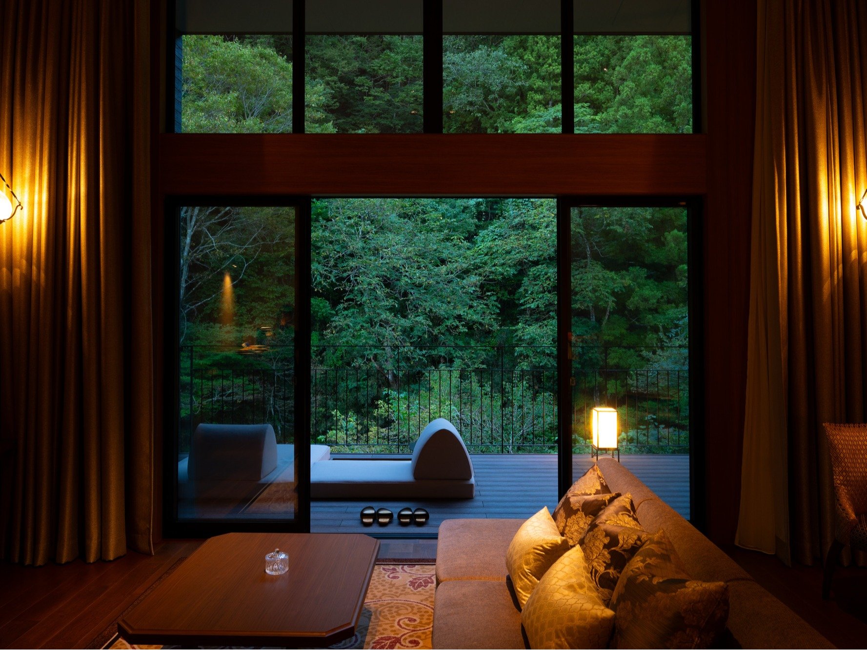 �܂�Ŏ��R�̒��ɘȂ�ł���悤�ȍ���6m���̑傫�ȑ�����ۓI�ȃ��r���O�B