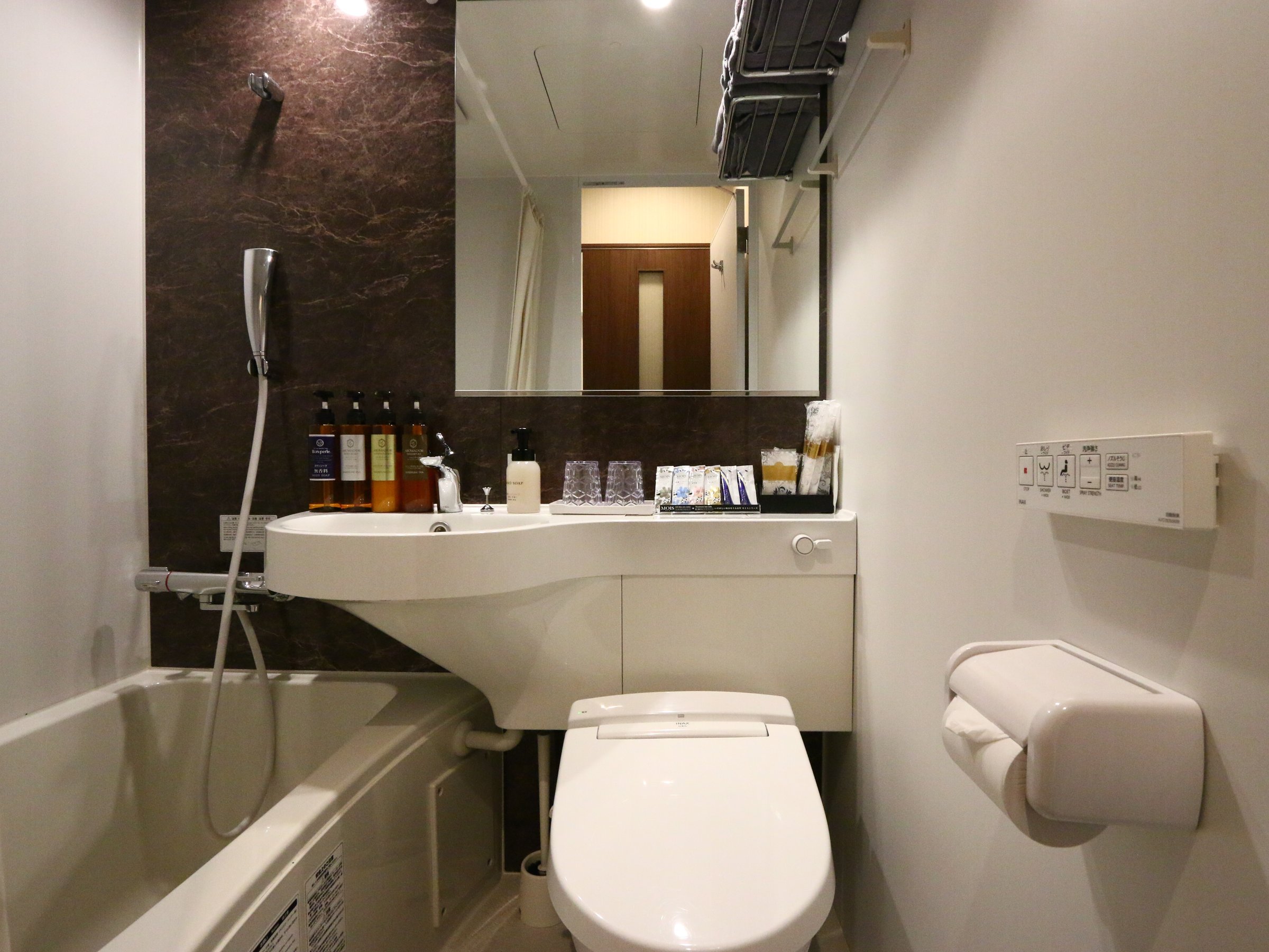 �q�������j�b�g�o�X���[���^�C�vA