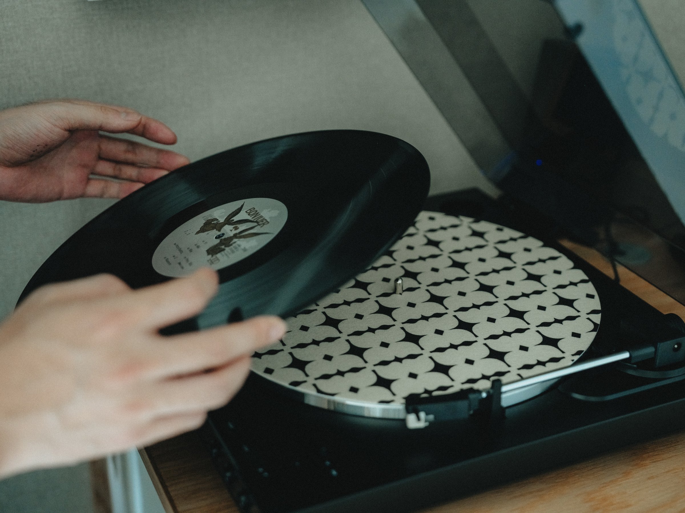 ���s�̃��R�[�h�V���b�v�uPinks Vinyl�v�ɂ��L�����[�V�������ꂽ���R�[�h���e�������ɁB