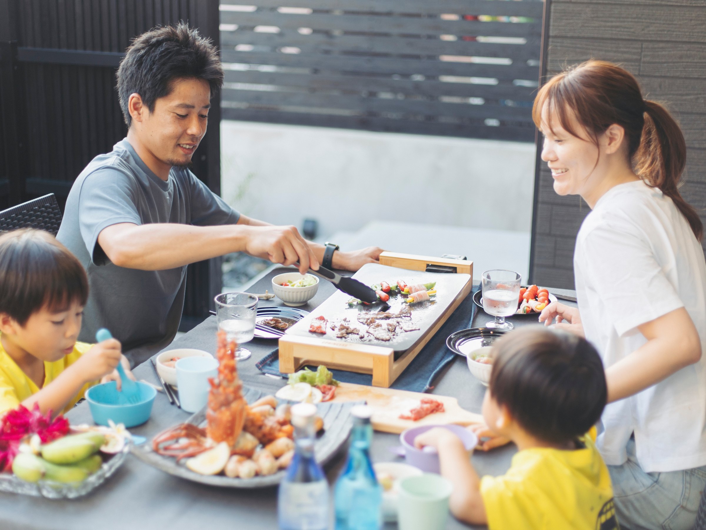 �J���I�ȃe���X�ŁA��؂Ȑl�Ɗy����BBQ�B���摜�͂����܂ŃC���[�W�ł��B�H�ނ͂��������������B