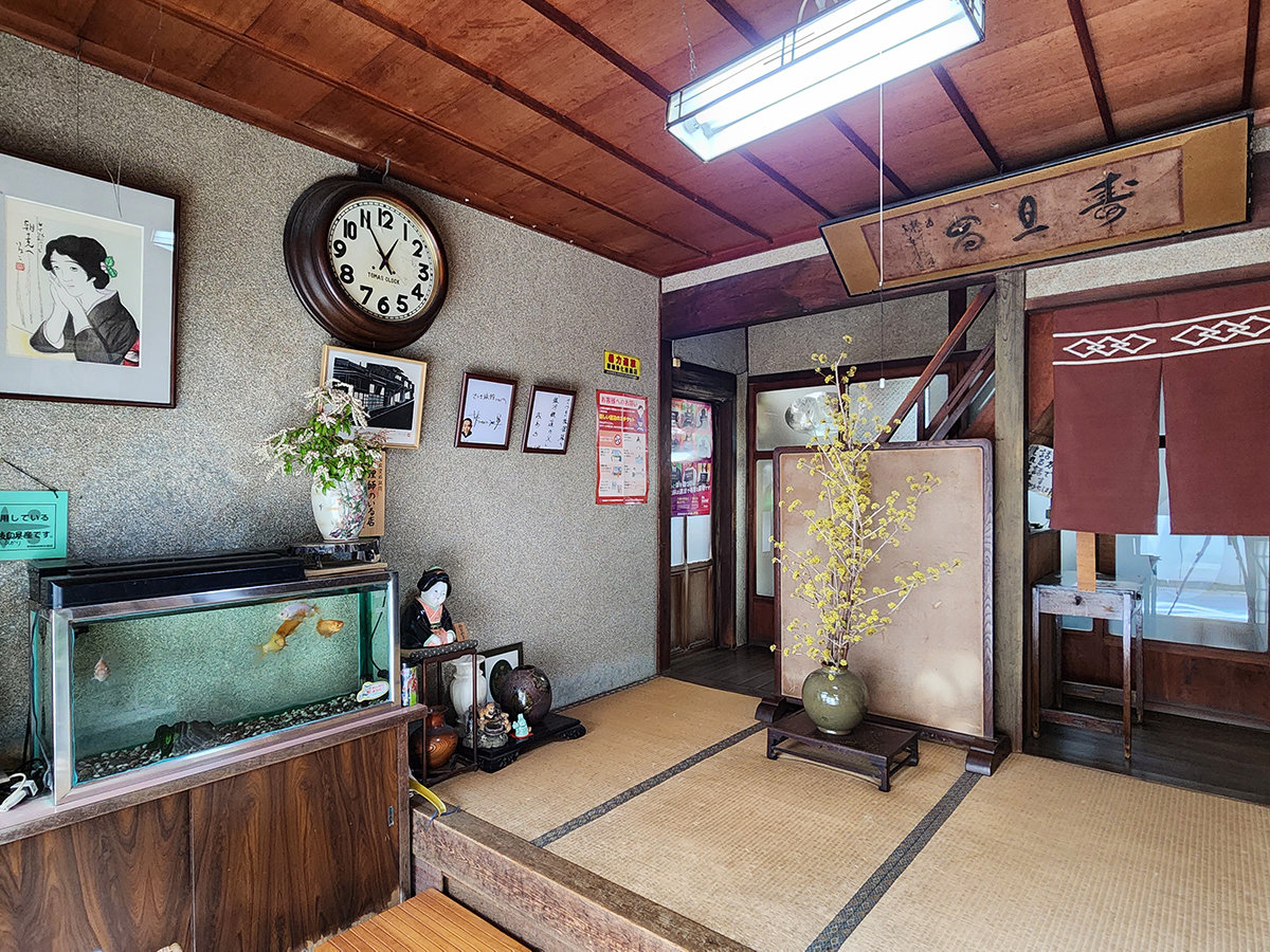 【玄関】 土間のあるフロント