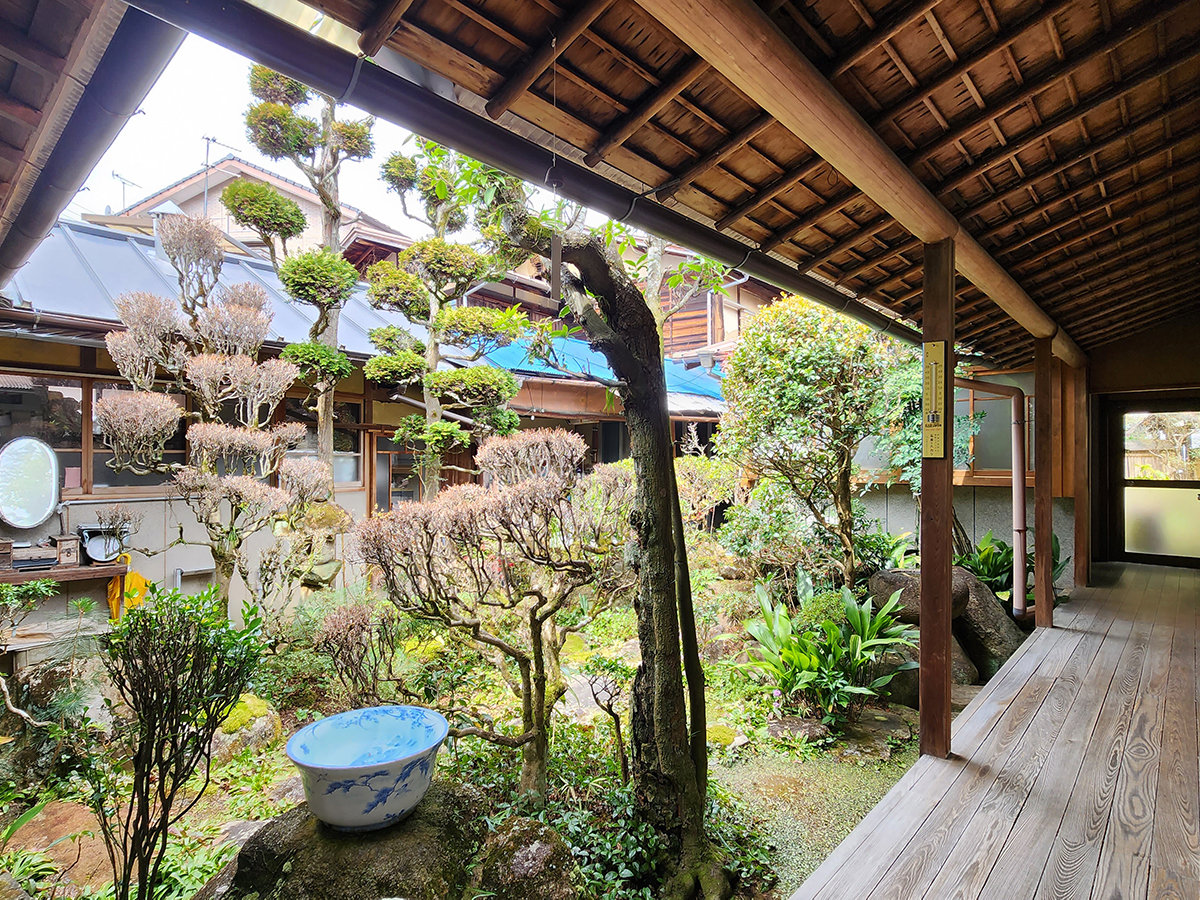 【館内】 離れへ続く廊下中庭